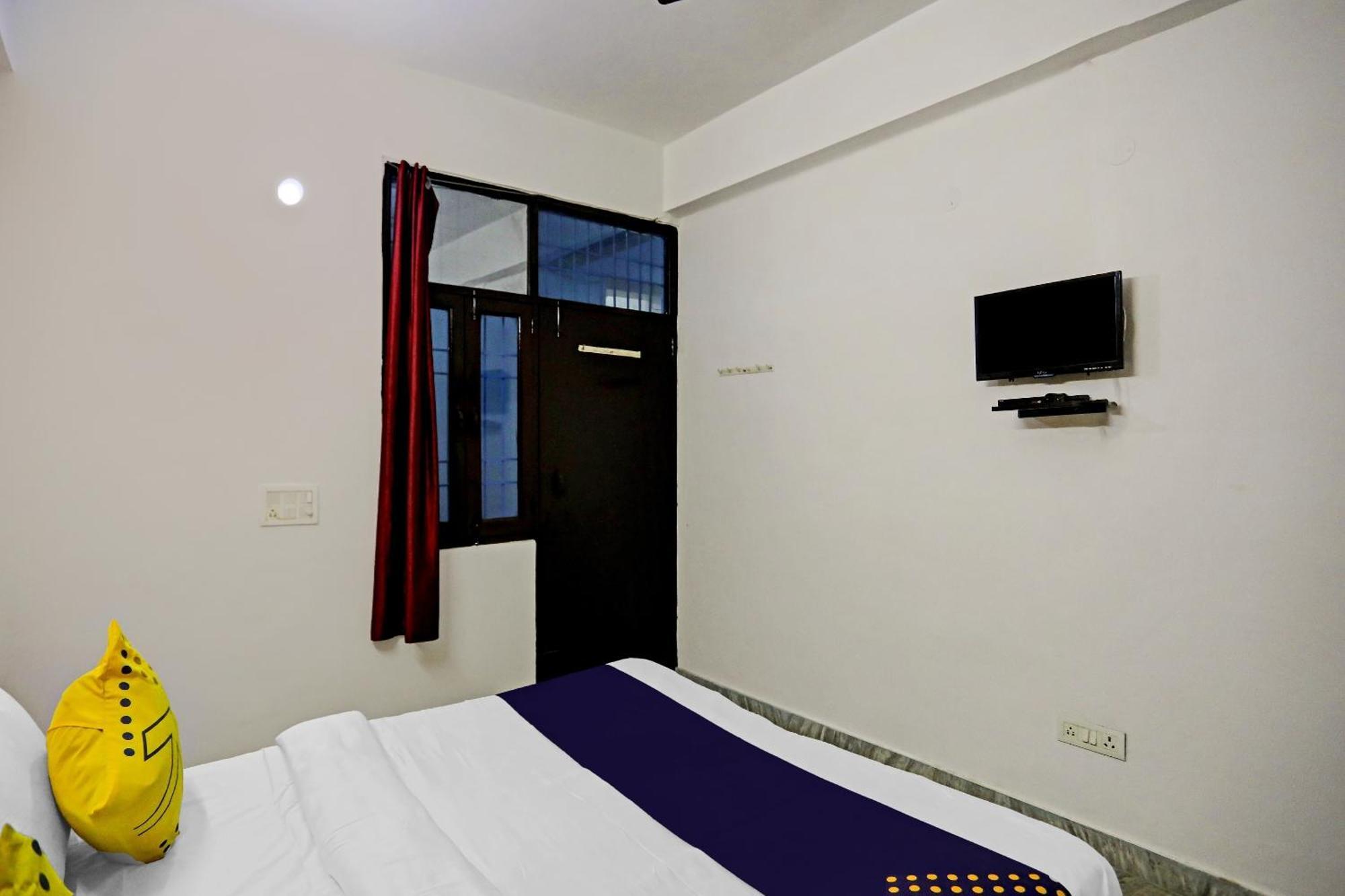 Spot On Raj Hotel Vip Near Worlds Of Wonder Kālkāji Devi Exteriör bild